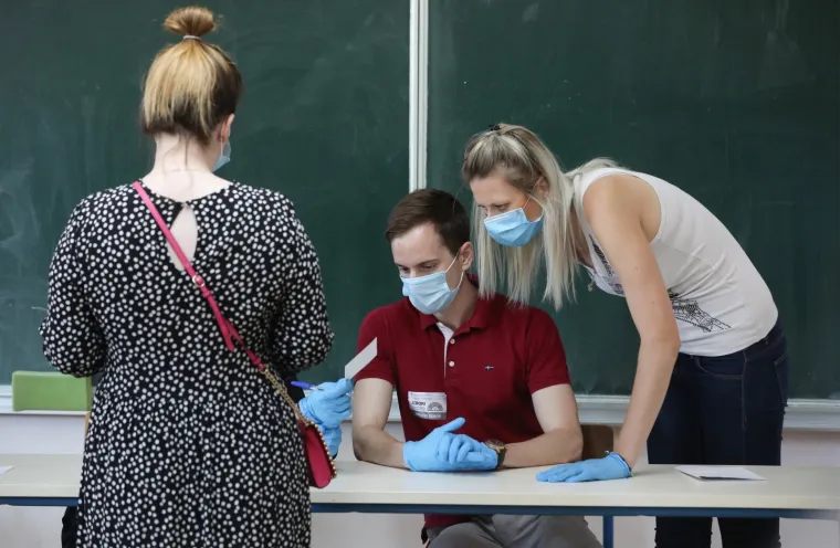 05.07.2020., Zagreb - Gradjani se uglavnom pridrzavaju epidemioloskih mjera te nose zastitne maske na biralistima tijekom parlamentarnih izbora 2020. Photo: NETKO/PIXSELL