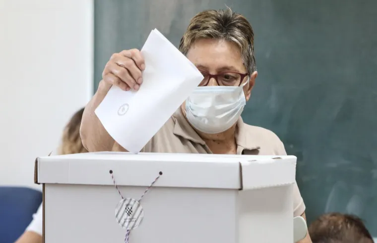 05.07.2020., Zagreb - Gradjani se uglavnom pridrzavaju epidemioloskih mjera te nose zastitne maske na biralistima tijekom parlamentarnih izbora 2020. Photo: NETKO/PIXSELL