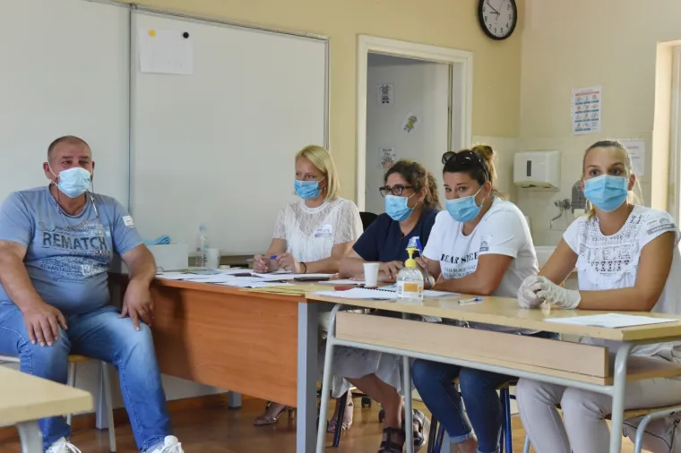 05.07.2020., Brodarica - Biracki odbori i biraci prvi put glasuju po posebnim uvjetima zbog pandemije koronavirusa. Maske i sredstva za dezinfekciju ruku neizostavan su dio danasnjeg izbornog dana.
Photo: Hrvoje Jelavic/PIXSELL