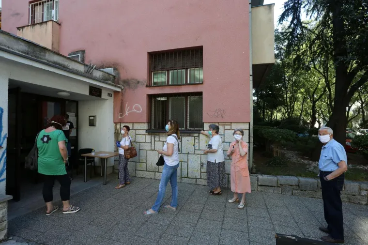 05.07.2020., Rijeka - Gradjani sa zastitnim maskama u redu za glasovanje na parlamentarnim izborima u Mjesnom odboru Pecine.
Photo: Goran Kovacic/PIXSELL