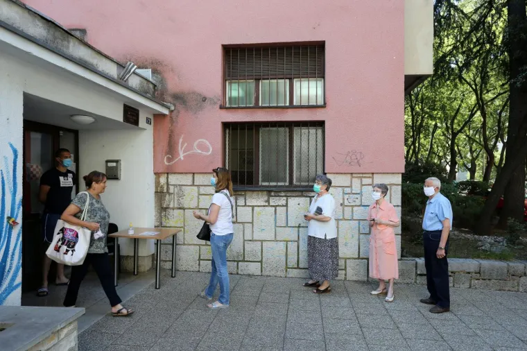 05.07.2020., Rijeka - Gradjani sa zastitnim maskama u redu za glasovanje na parlamentarnim izborima u Mjesnom odboru Pecine.
Photo: Goran Kovacic/PIXSELL