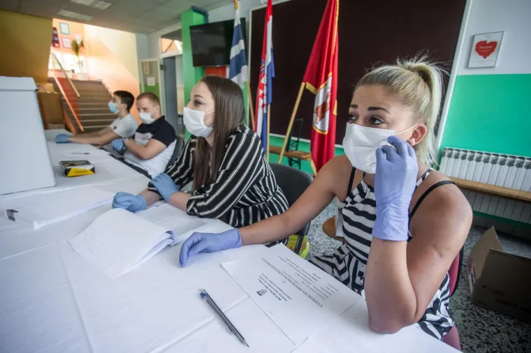 05.07.2020., Antunovac - Gradjani izlaze na biraliste u OS Antunovac za VII izbornu jedinicu na parlamentarnih izbora 2020. kako bi odabrali nove zastupnike za Hrvatski sabor. Photo: Davor Javorovic/PIXSELL