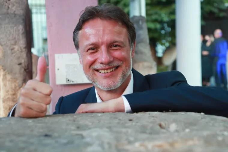 Pogledajte najbolje od izborne noći: Neki su slavili, neki tugovali, a lice SDP-ovke Sabine Glasovac govori sve!