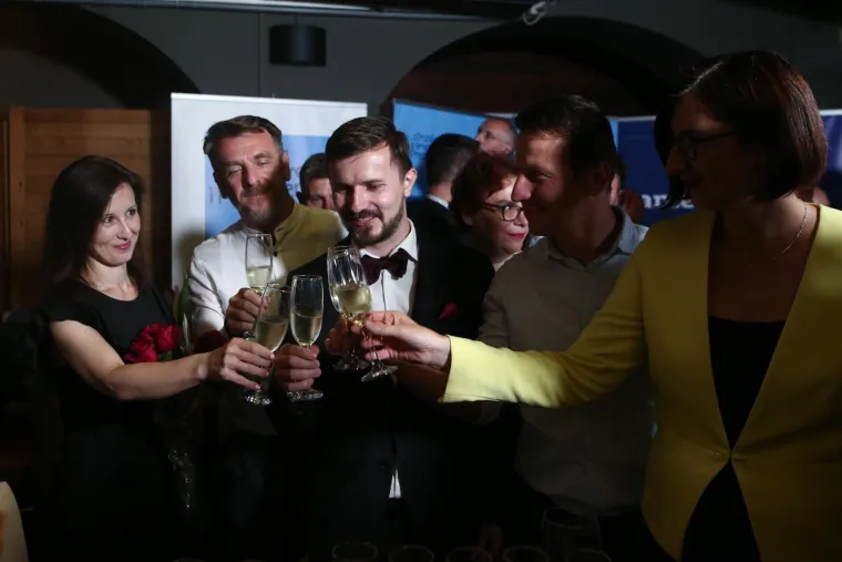 Pogledajte najbolje od izborne noći: Neki su slavili, neki tugovali, a lice SDP-ovke Sabine Glasovac govori sve!