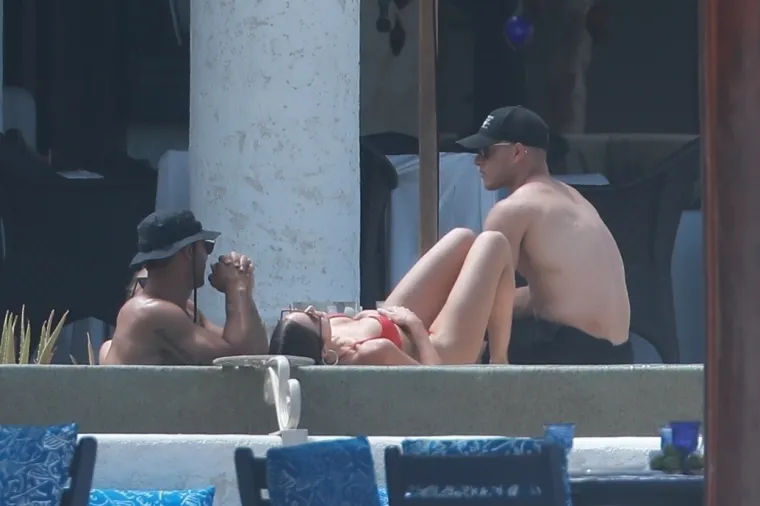 Inače, njihova veza navodno je, prema pisanju američkih žutih medija, krenula zahvaljujući Instagramu gdje su jedno drugo počeli pratiti u travnju 2019. U svibnju su već počele &ldquo;frcati iskre&rdquo; i nije dugo pro&scaron;lo prije nego su se na&scaron;li, pa je odmah krenula ova romansa. Samo mjesec dana poslije par je već bio u Meksiku na zajedničkom odmoru gdje su ih paparazzi fotografirali kako se drže za ruke.