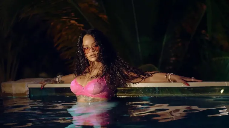 Dok brojni fanovi već godinama čekaju na novi album, Rihanna se posvetila dizajniranju donjeg rublja svog brenda 'Savage x Fenty'. Osim toga, oku&scaron;ala se i u ulozi modela, a u javnost su procurile fotke iza kulisa njene posljednje ljetne kampanje u kojoj je jo&scaron; jednom pokazala da je sama sebi najbolja reklama.