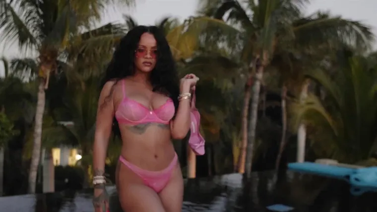 RIHANNA JE SINONIM ZA SEKSEPIL: Procurile fotke iza kulisa njezinog prevrućeg snimanja za brend donjeg rublja