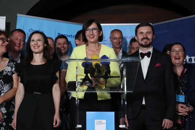Dalija Orešković obožava crnu boju, dok je Marijana Puljak crnu kombinaciju 'razbila' žutim sakoom