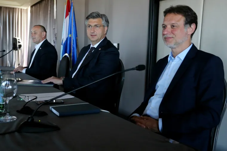 SJEDNICA VRHA HDZ-A: U zagrebački Westin došli premijer, ministri i istaknuti članovi stranke