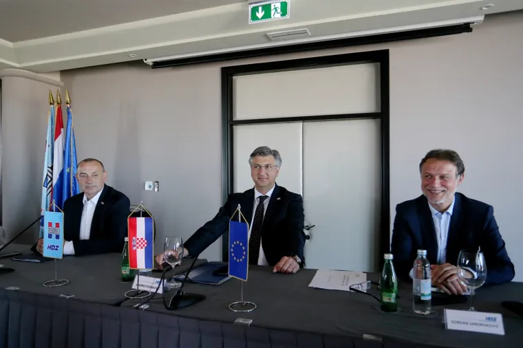 SJEDNICA VRHA HDZ-A: U zagrebački Westin došli premijer, ministri i istaknuti članovi stranke