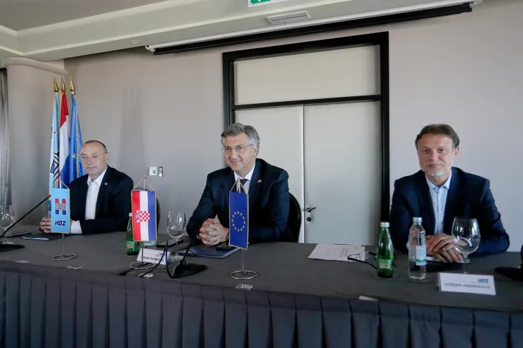 SJEDNICA VRHA HDZ-A: U zagrebački Westin došli premijer, ministri i istaknuti članovi stranke