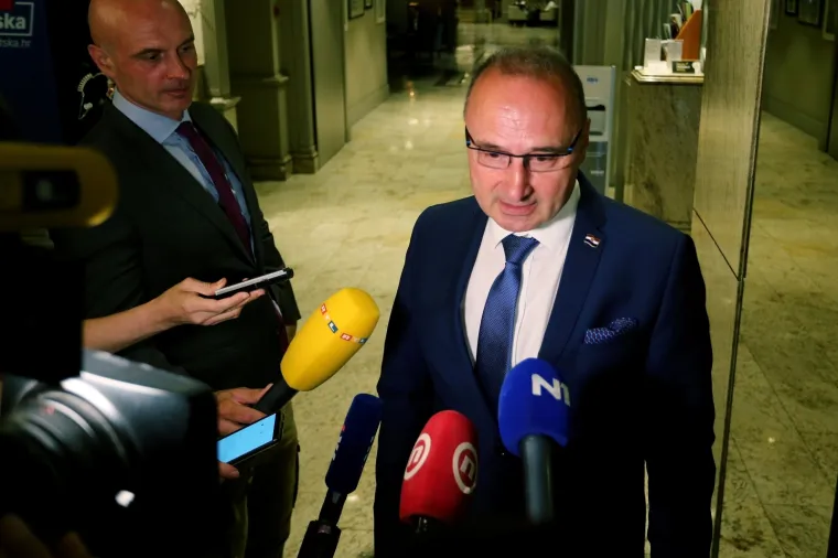 SJEDNICA VRHA HDZ-A: U zagrebački Westin došli premijer, ministri i istaknuti članovi stranke
