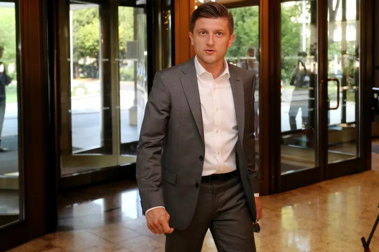 SJEDNICA VRHA HDZ-A: U zagrebački Westin došli premijer, ministri i istaknuti članovi stranke