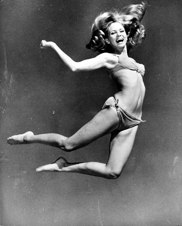 U svibnju 1946. pariški modni dizajner Jacques Heim objavio je dvodijelni dizajn kupaćih kostima koji je nazvao Atome.