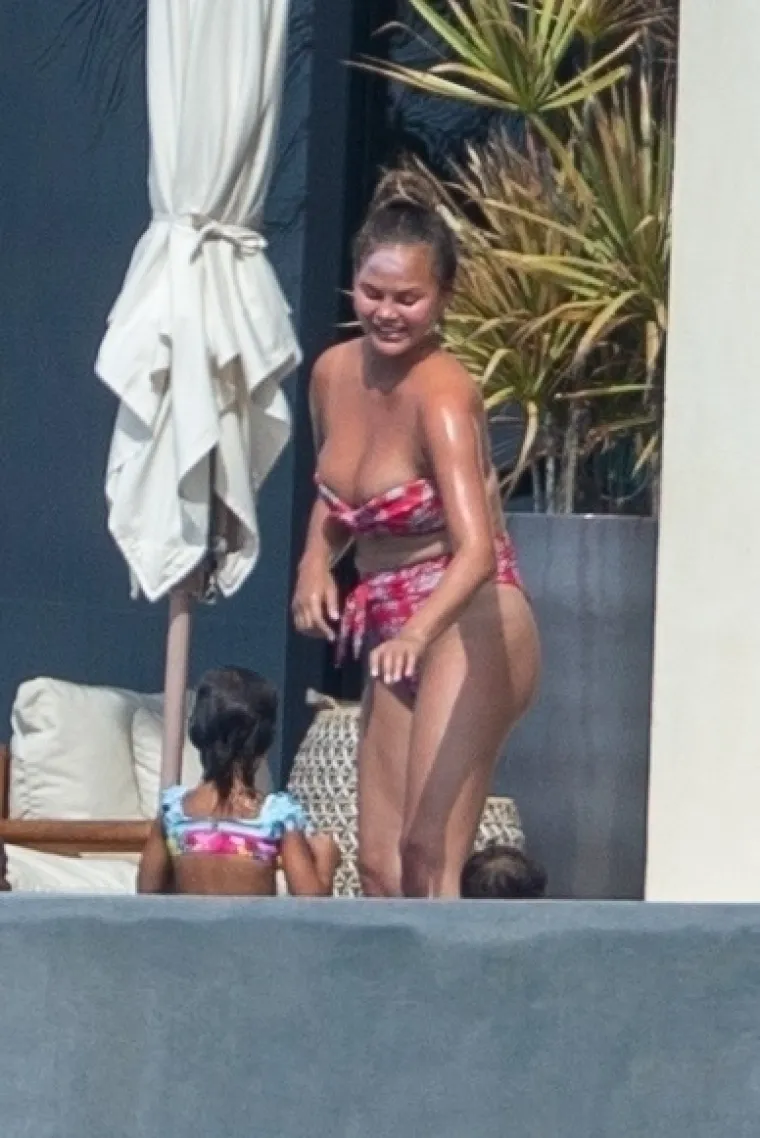Manekenka Chrissy Teigen sa suprugom Johnom Legendom i djecom uživa u odmoru u Cabu. Foto: Profimedia
