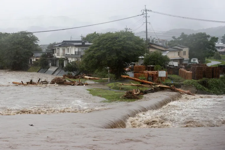 Razorne poplave i odroni zemlje pogodili Japan: Ekipe na terenu rade punom parom