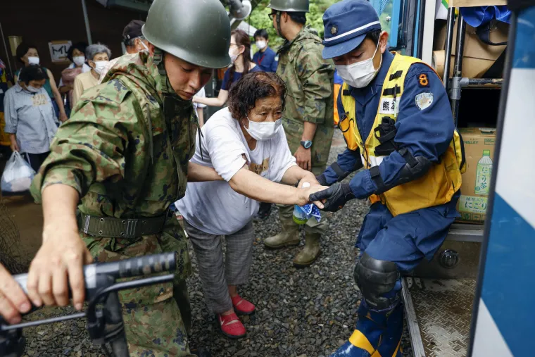 Razorne poplave i odroni zemlje pogodili Japan: Ekipe na terenu rade punom parom