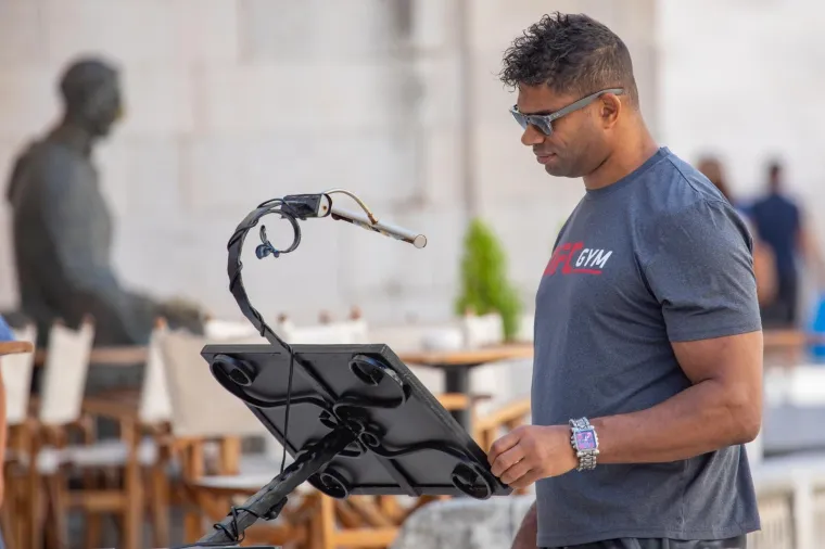 Stara gradska jezgra, Dubrovnik - Nizozemski borac Alistair Overeem sa suprugom i djecom u šetnji Stradunom.