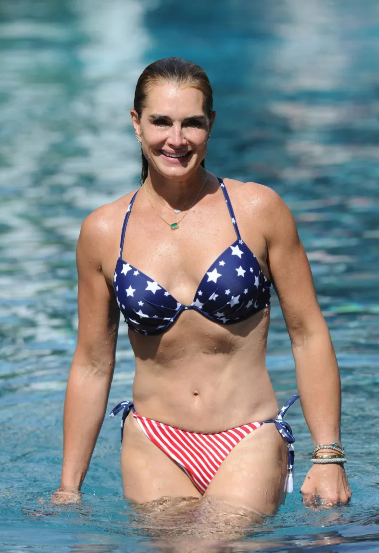 GLUMICA KOJA SE PROSLAVILA U 'PLAVOJ LAGUNI' USKOČILA U SIĆUŠNI BIKINI: Nedavno je proslavila 55. rođendan, a izgleda nerealno
