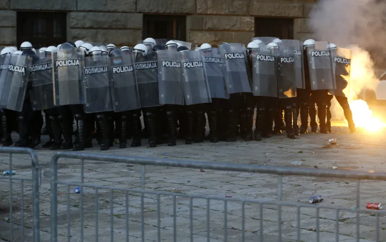 Beograd pod opsadom: Napali lidera Sergeja Trifunovića, gađali ga limenkama piva i razbili arkadu