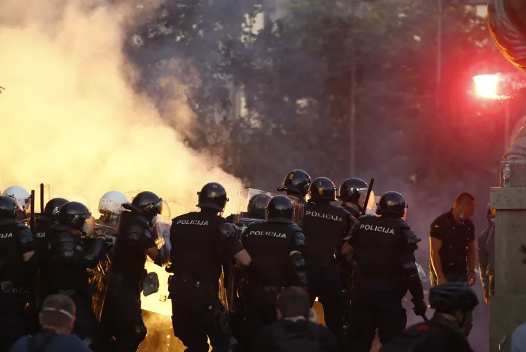 Beograd pod opsadom: Napali lidera Sergeja Trifunovića, gađali ga limenkama piva i razbili arkadu