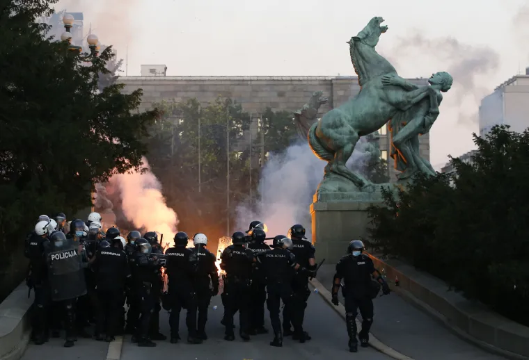 Beograd pod opsadom: Napali lidera Sergeja Trifunovića, gađali ga limenkama piva i razbili arkadu