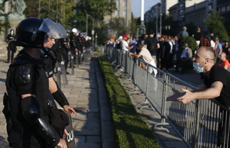 Beograd pod opsadom: Napali lidera Sergeja Trifunovića, gađali ga limenkama piva i razbili arkadu