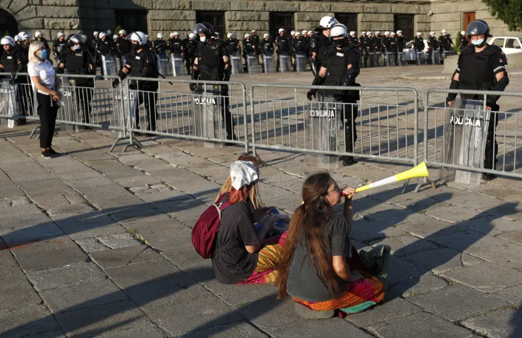 Beograd pod opsadom: Napali lidera Sergeja Trifunovića, gađali ga limenkama piva i razbili arkadu