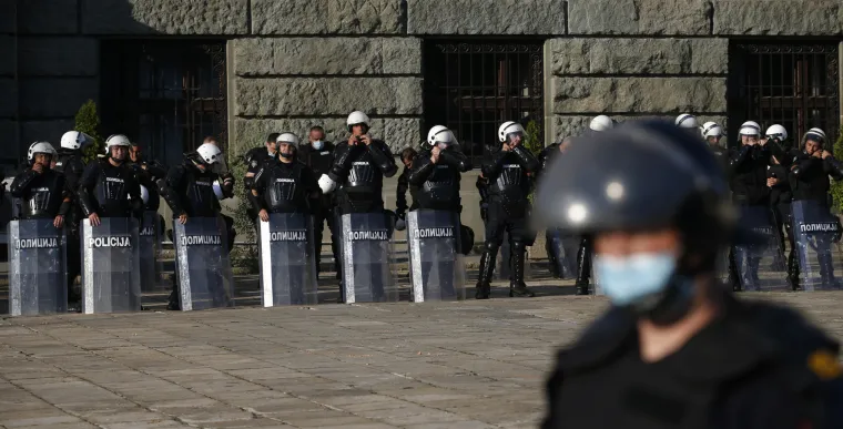 Beograd pod opsadom: Napali lidera Sergeja Trifunovića, gađali ga limenkama piva i razbili arkadu