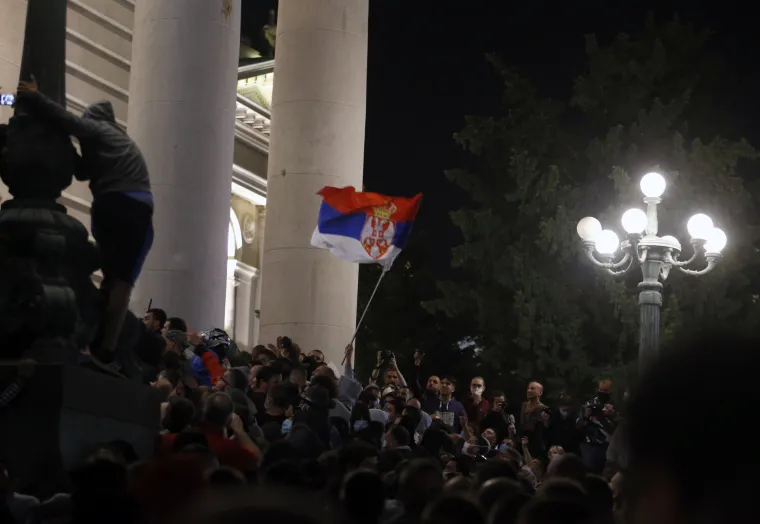 Potpuni nered na ulicama Beograda! Policija suzavcem i psima  rastjerivala prosvjednike