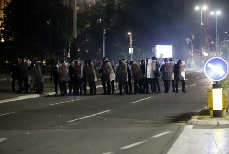 Potpuni nered na ulicama Beograda! Policija suzavcem i psima  rastjerivala prosvjednike