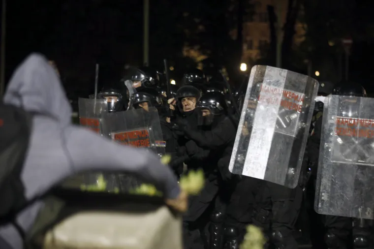 Potpuni nered na ulicama Beograda! Policija suzavcem i psima  rastjerivala prosvjednike