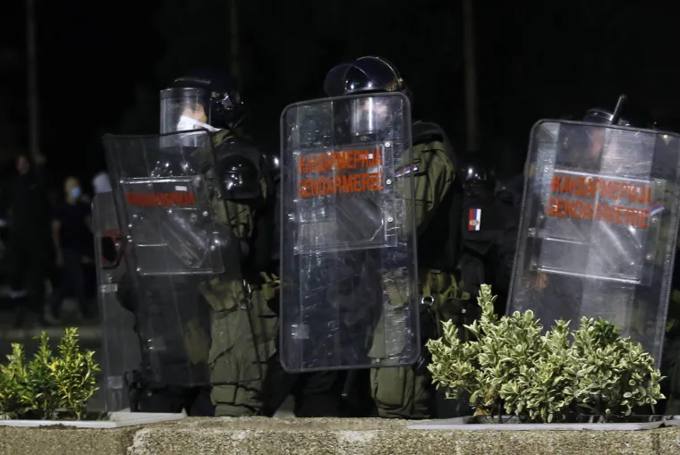 Potpuni nered na ulicama Beograda! Policija suzavcem i psima  rastjerivala prosvjednike