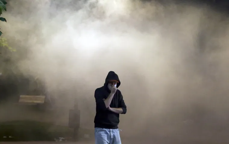 Potpuni nered na ulicama Beograda! Policija suzavcem i psima  rastjerivala prosvjednike