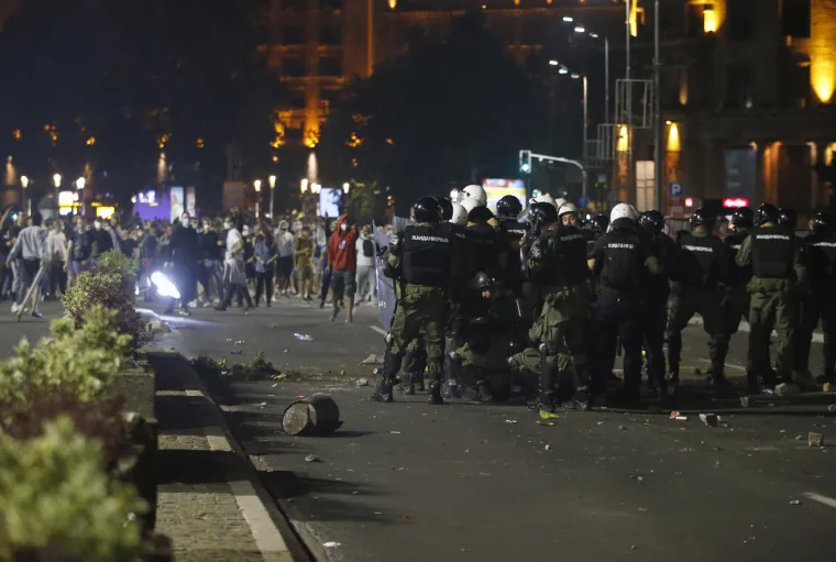 Potpuni nered na ulicama Beograda! Policija suzavcem i psima  rastjerivala prosvjednike