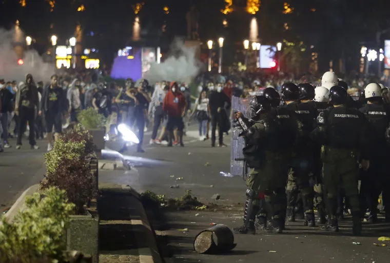 Potpuni nered na ulicama Beograda! Policija suzavcem i psima  rastjerivala prosvjednike