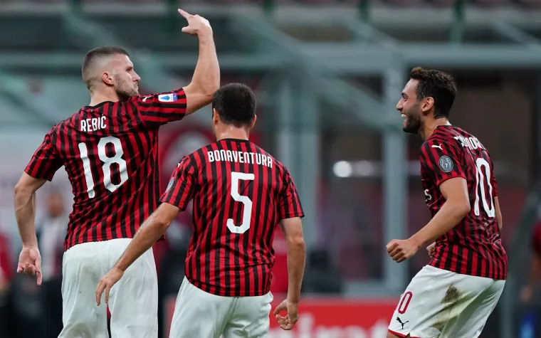 [FOTO] MISLILI STE MENE ZAUSTAVITI, BA&Scaron; STE LUDI?! Rebić je pokazao klasu; Prizori za pamćenje