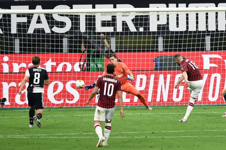 [FOTO] MISLILI STE MENE ZAUSTAVITI, BA&Scaron; STE LUDI?! Rebić je pokazao klasu; Prizori za pamćenje