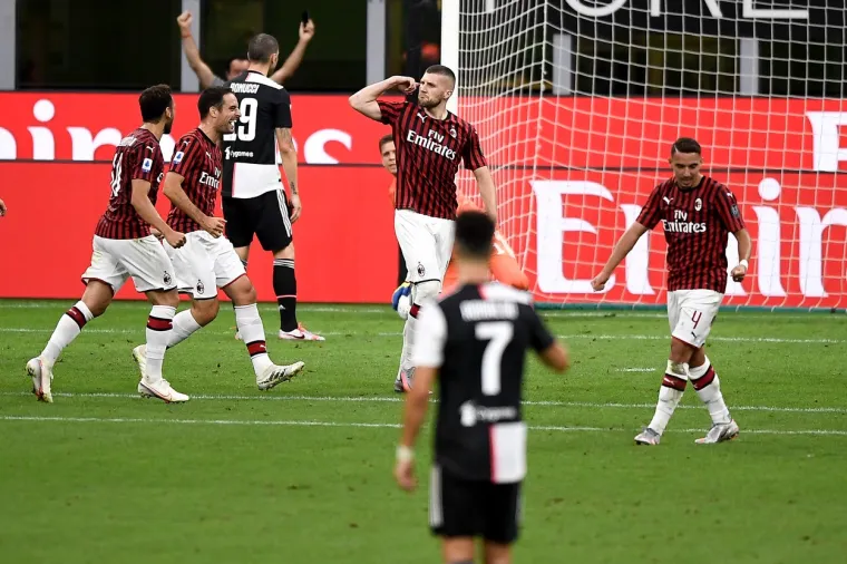 [FOTO] MISLILI STE MENE ZAUSTAVITI, BA&Scaron; STE LUDI?! Rebić je pokazao klasu; Prizori za pamćenje