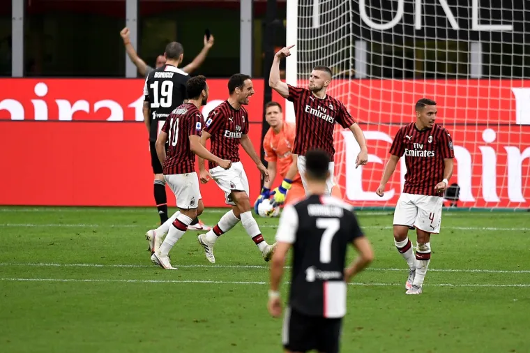 [FOTO] MISLILI STE MENE ZAUSTAVITI, BA&Scaron; STE LUDI?! Rebić je pokazao klasu; Prizori za pamćenje