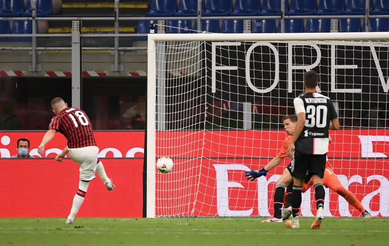 [FOTO] MISLILI STE MENE ZAUSTAVITI, BA&Scaron; STE LUDI?! Rebić je pokazao klasu; Prizori za pamćenje