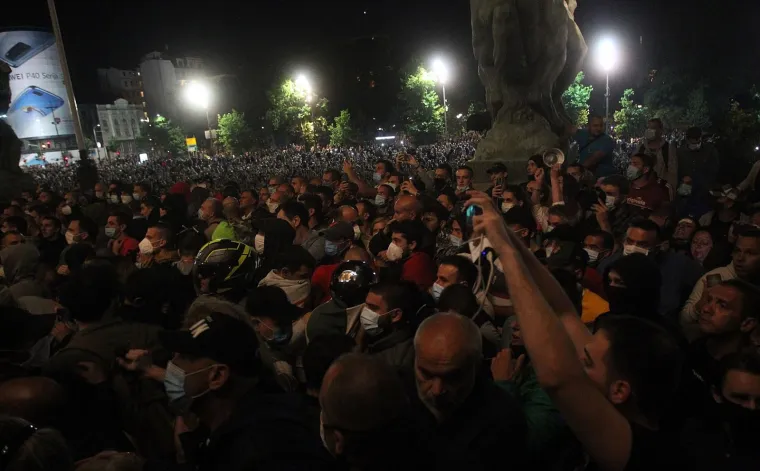 U sredi&scaron;tu Beograda do&scaron;lo je do sukoba policije i prosvjednika koji su se u utorak navečer okupili ispred skup&scaron;tine Srbije nakon &scaron;to je srbijanski &scaron;ef države Aleksandar Vučić najavio ponovno uvođenje policijskog sata zbog pogor&scaron;ane epidemiolo&scaron;ke situacije.
Prosvjed je započeo s tek nekoliko stotina sudionika, da bi se mno&scaron;tvo kasnije uvećalo, a nakon &scaron;to je dio prosvjednika u&scaron;ao u zgradu Skup&scaron;tine, uslijedili su incidenti i sukobi s policijom.