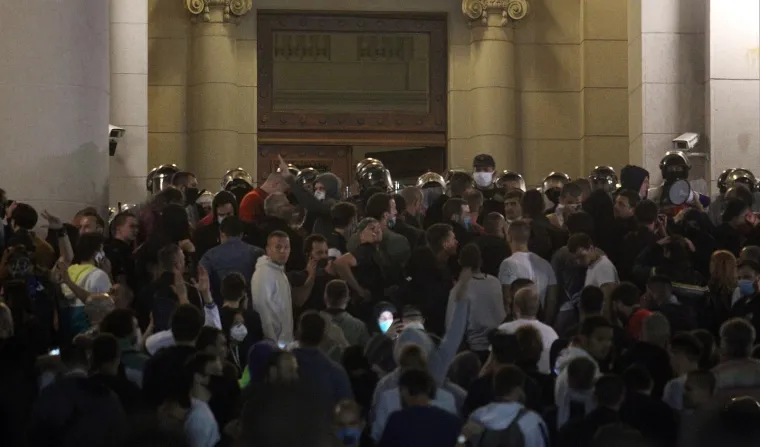 NASILNI PROSVJED U BEOGRADU: Sukobili se policija i prosvjednici nezadovoljni ponovnom najavom uvođenja policijskog sata