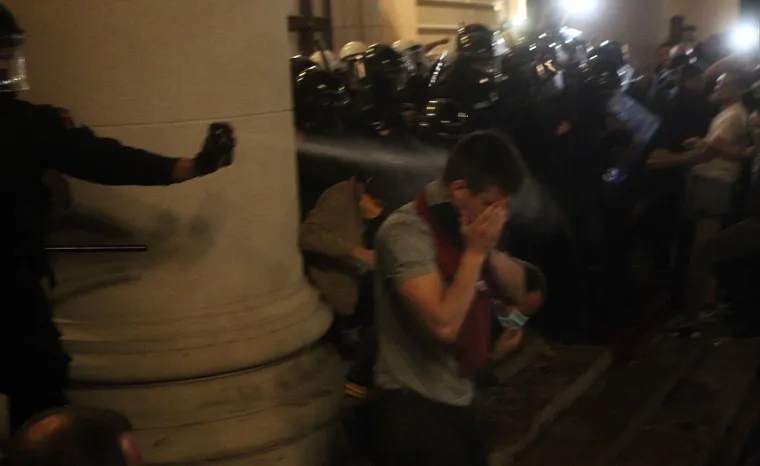 NASILNI PROSVJED U BEOGRADU: Sukobili se policija i prosvjednici nezadovoljni ponovnom najavom uvođenja policijskog sata