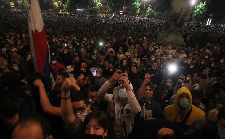 NASILNI PROSVJED U BEOGRADU: Sukobili se policija i prosvjednici nezadovoljni ponovnom najavom uvođenja policijskog sata