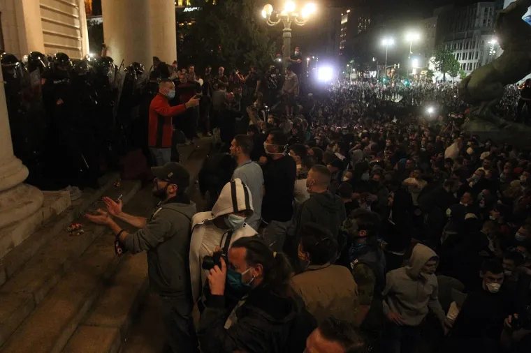 NASILNI PROSVJED U BEOGRADU: Sukobili se policija i prosvjednici nezadovoljni ponovnom najavom uvođenja policijskog sata