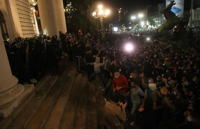 NASILNI PROSVJED U BEOGRADU: Sukobili se policija i prosvjednici nezadovoljni ponovnom najavom uvođenja policijskog sata