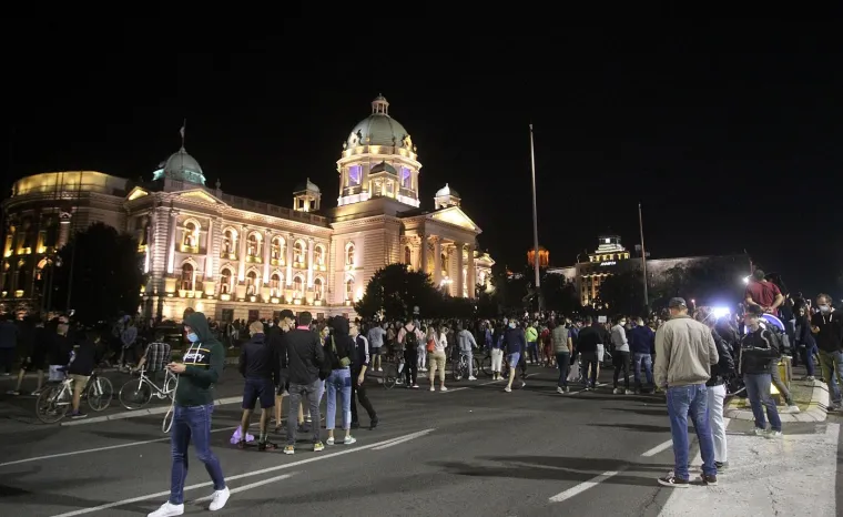 NASILNI PROSVJED U BEOGRADU: Sukobili se policija i prosvjednici nezadovoljni ponovnom najavom uvođenja policijskog sata