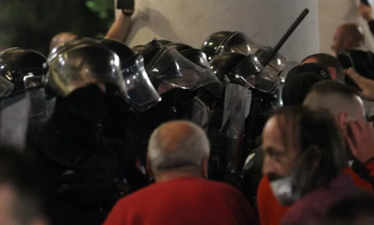 NASILNI PROSVJED U BEOGRADU: Sukobili se policija i prosvjednici nezadovoljni ponovnom najavom uvođenja policijskog sata