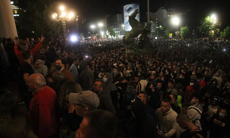 NASILNI PROSVJED U BEOGRADU: Sukobili se policija i prosvjednici nezadovoljni ponovnom najavom uvođenja policijskog sata